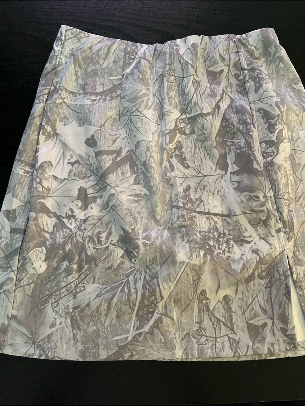 Women's Leaf-Print Skort in Gray and Cream